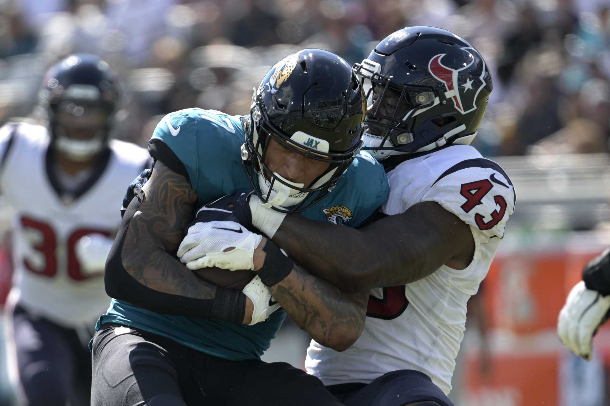 Texans linebacker Neville Hewitt earns starting nod with 'pure toughness'