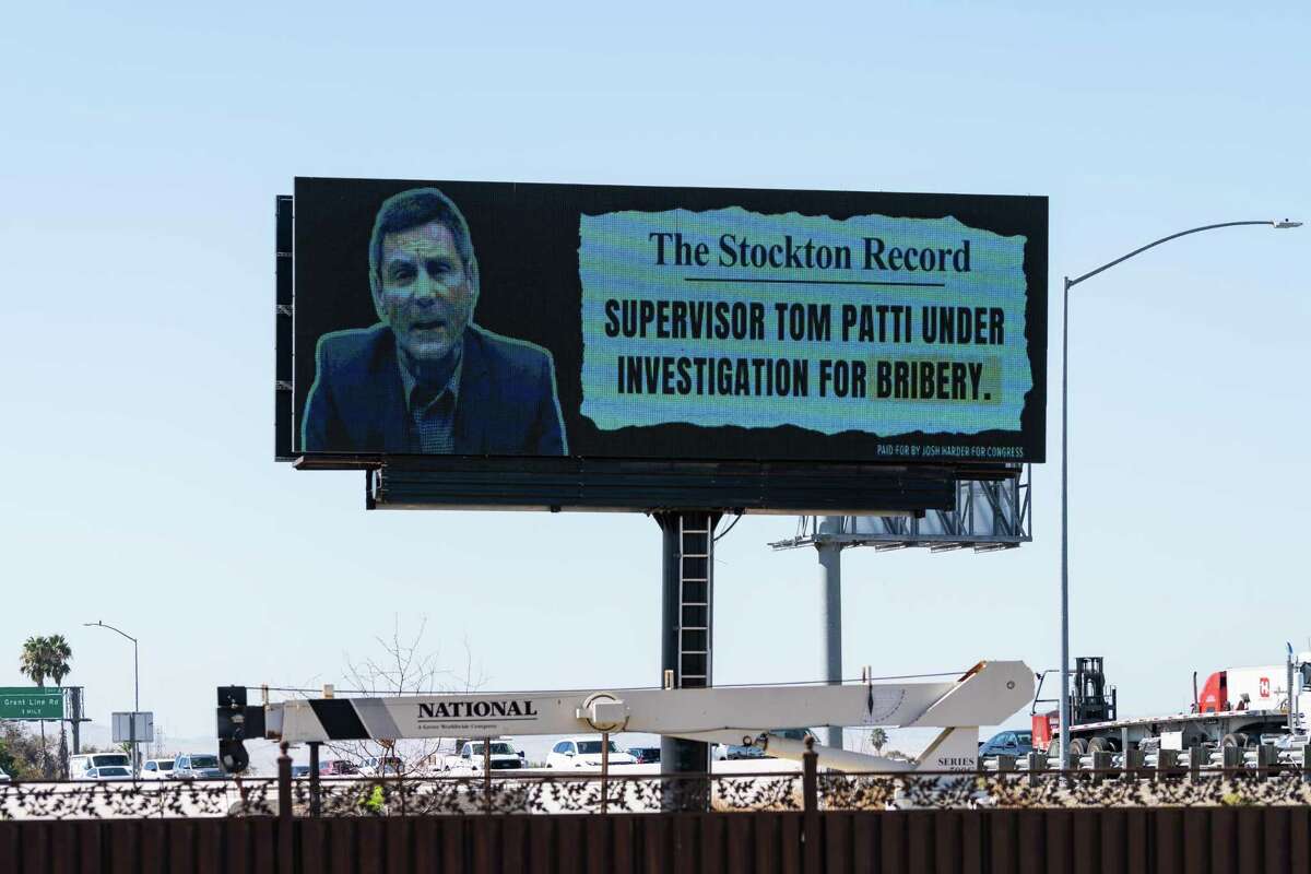 一块广告牌声称汤姆·帕蒂因在特雷西市的贿赂被调查，是由乔什·哈德支付的，他正在竞选国会议员，与汤姆·帕蒂竞争。