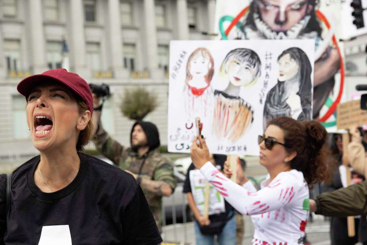 在旧金山市民中心广场参加支持伊朗人民反对伊朗政府的集会时，Bita Anvar大声抗议。