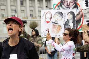 数百人在旧金山市政厅与伊朗抗议者团结一致