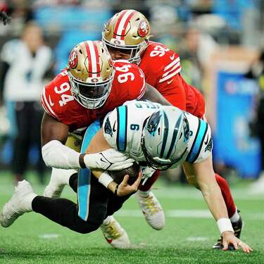 2022年10月9日，周日，北卡罗来纳州夏洛特，在一场NFL橄榄球比赛的下半场，卡罗莱纳黑豹队四分卫贝克·梅菲尔德被旧金山49人队的防守端查尔斯·奥梅尼胡和防守端小克里·海德解雇。