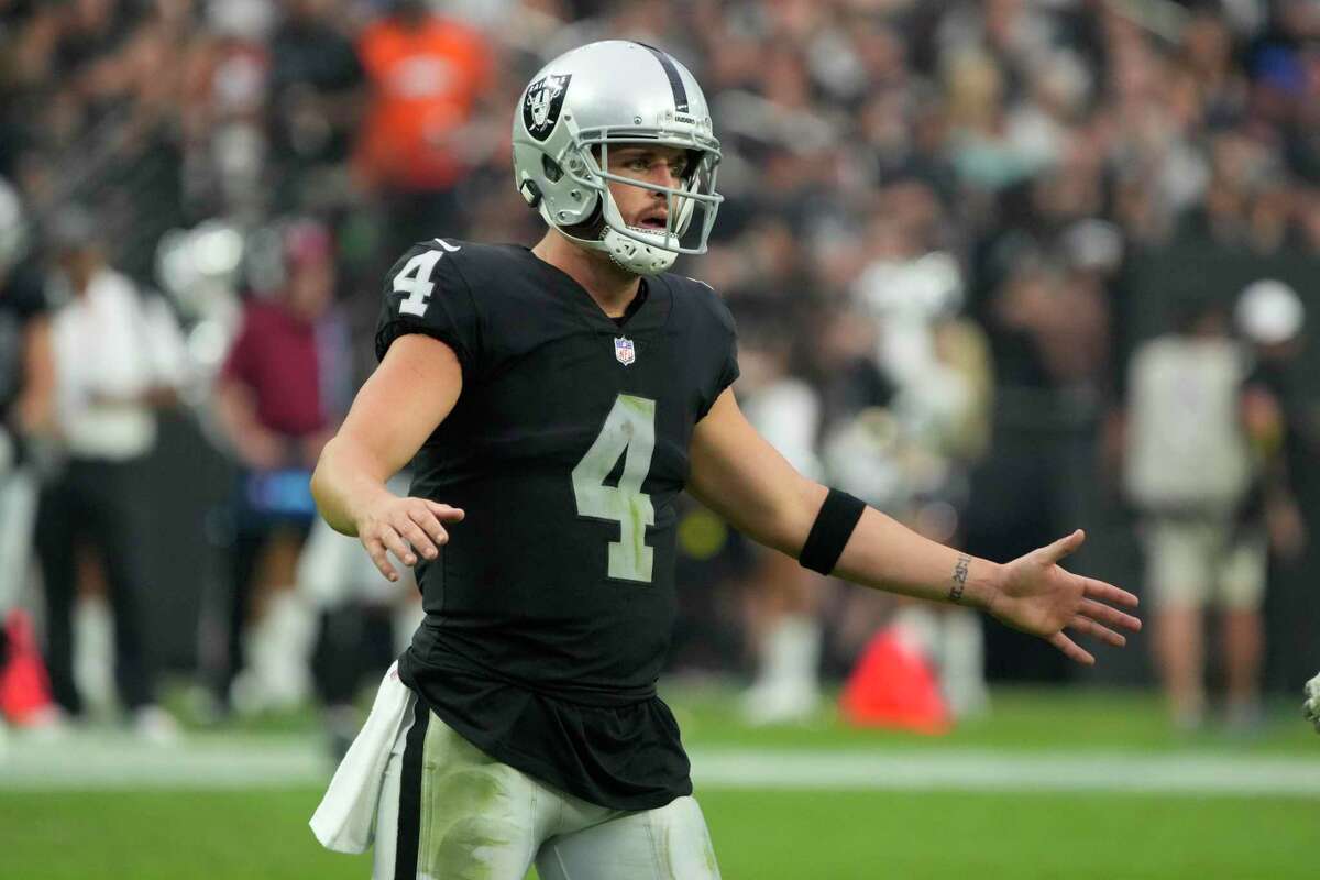 Quarterback Derek Carr and the Raiders will face the Chiefs at 5:15 p.m. Monday. (ESPN)