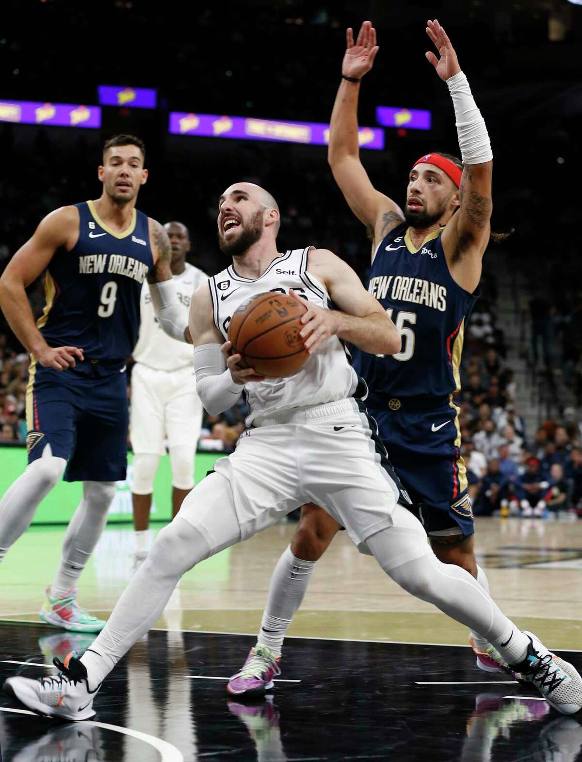 San Antonio Spurs Tommy Kuhse (27) drives New Orleans Pelicans Jose Alvardo (15) on Sunday, Oct.9,2022. New Orleans Pelicans defeated the San Antonio Spurs 111-97.