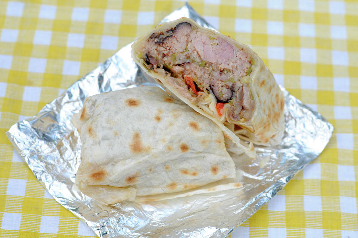 El burrito de chile verde de cerdo desmenuzado de Buc-ee's es un festín con una sola mano.