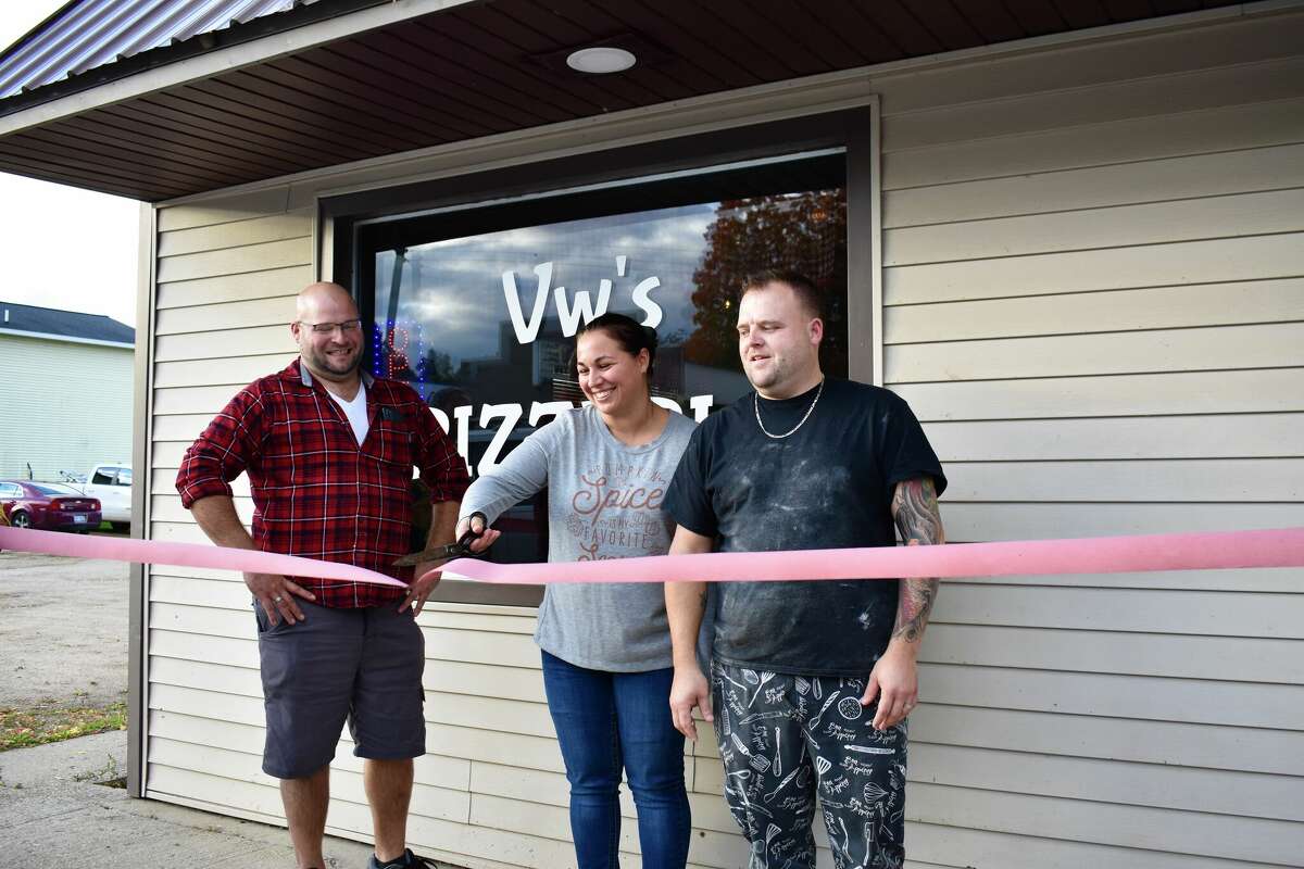 Vw's Pizzeria celebrates grand opening in Barryton