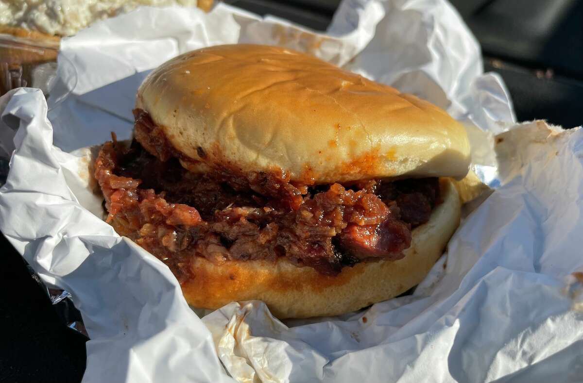 El sándwich de carne molida a la parrilla en Buc-ee's es nada menos que lo que el estado de la estrella solitaria tiene para ofrecer.