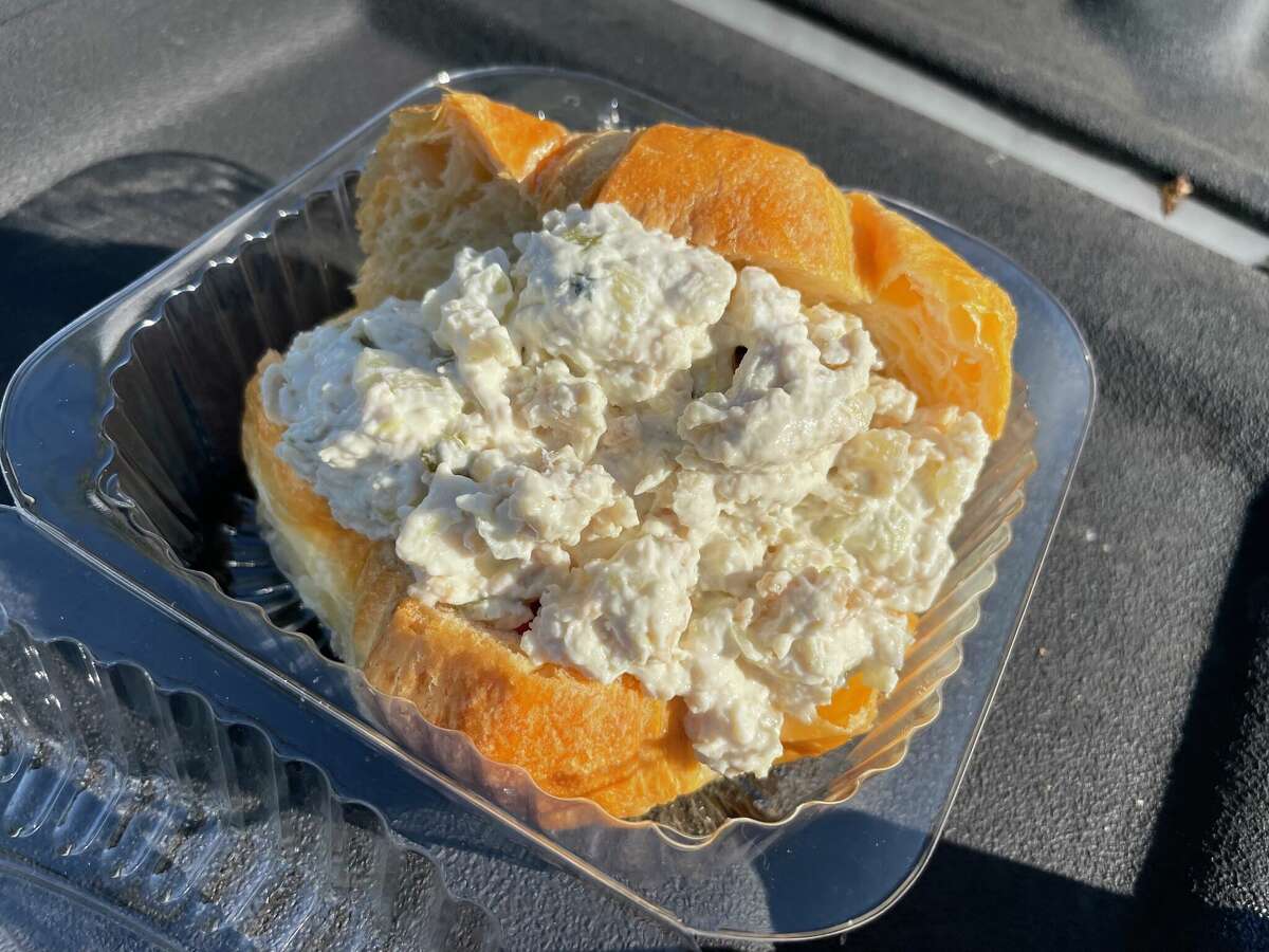 La mayonesa supera al croissant de ensalada de pollo en Buc-ee.