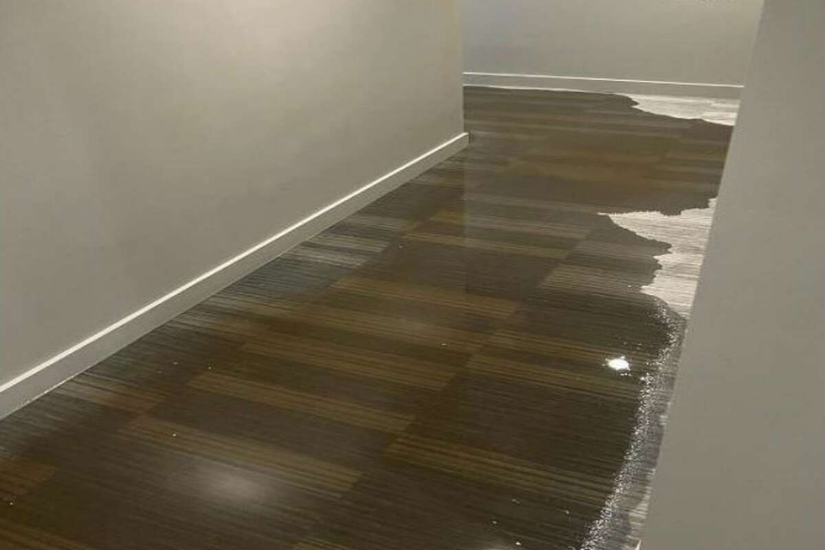 ภาพความเสียหายจากน้ำท่วมภายใน 33 Tehama, San Francisco
