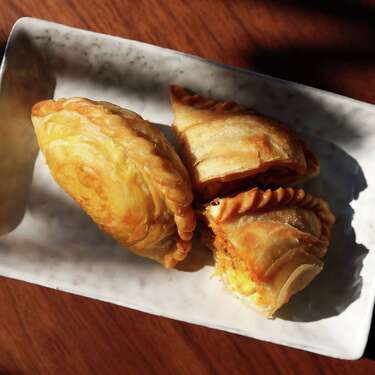 2022年10月4日，周二，加利福尼亚州旧金山Damansara餐厅的螺旋咖喱泡芙。Tracy Goh将于10月晚些时候开设Damansara餐厅，主打可分享的小盘和马来西亚著名的叻沙面汤。