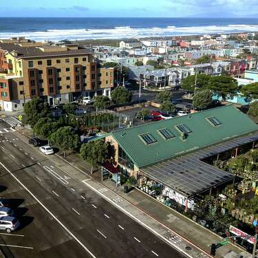 在这张航拍照片中，可以看到位于加利福尼亚州旧金山日落区的Sloat花园中心附近的Westerly Condominium，拍摄于2021年12月16日星期四。花园中心的所有者正提议用400套公寓取代这一商业项目，该项目已成为是否在纽约市西部增加住房密度的斗争中的一个主要战役。