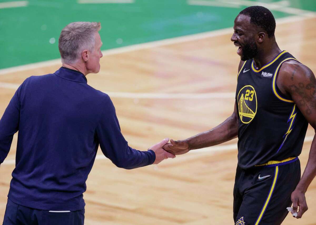 NBA总决赛第四场比赛的第一节，在马萨诸塞州波士顿的TD花园，金州勇士队的史蒂夫·科尔向23岁的金州勇士队的德拉蒙德·格林致意。2022年6月10日，星期五。