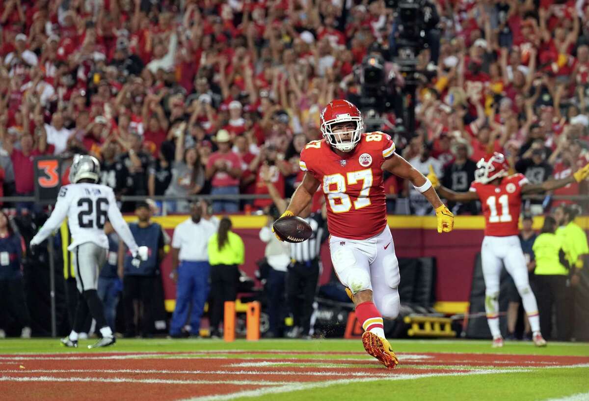 NFL: Chiefs hold on for wild victory over rival Raiders - Los