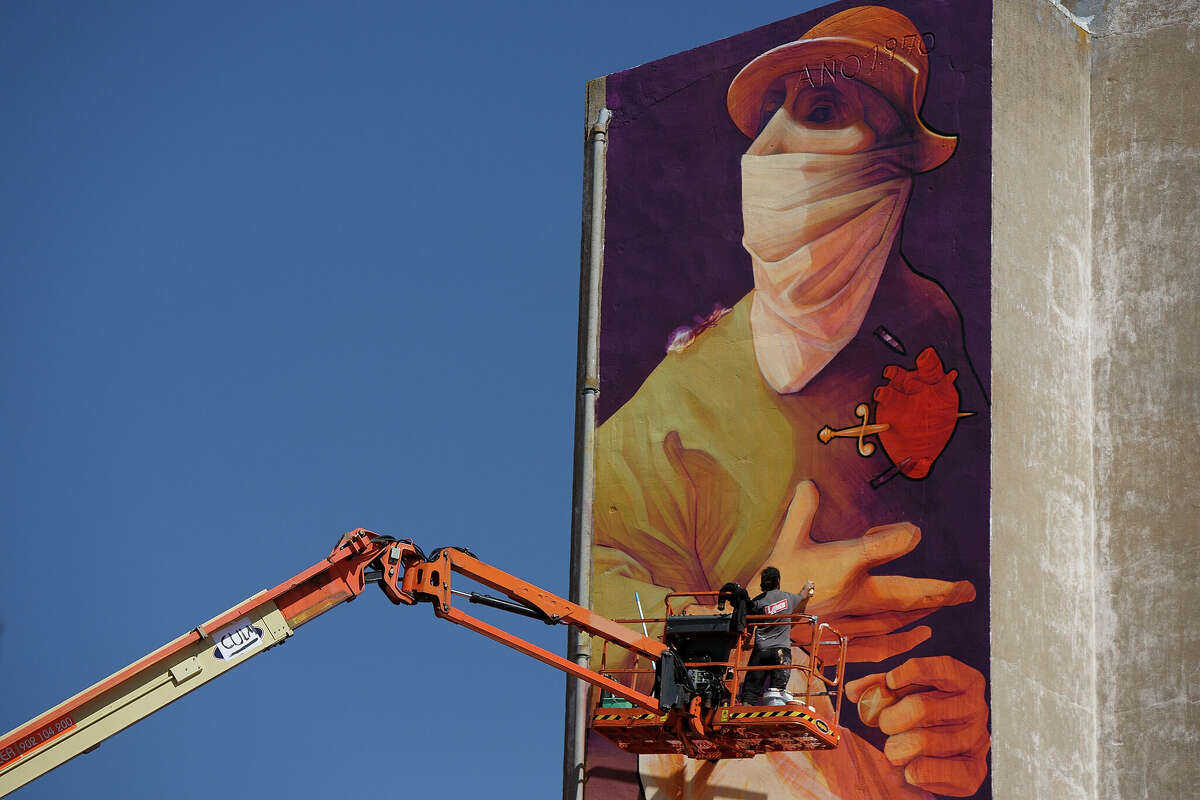 En esta foto de 2014, el grafitero chileno Inti pintó un mural gigante de Don Quijote en la pared de un edificio en Quintanar de la Orden, España.  Los organizadores afirmaron que era la pintura de Don Quijote más grande del mundo.
