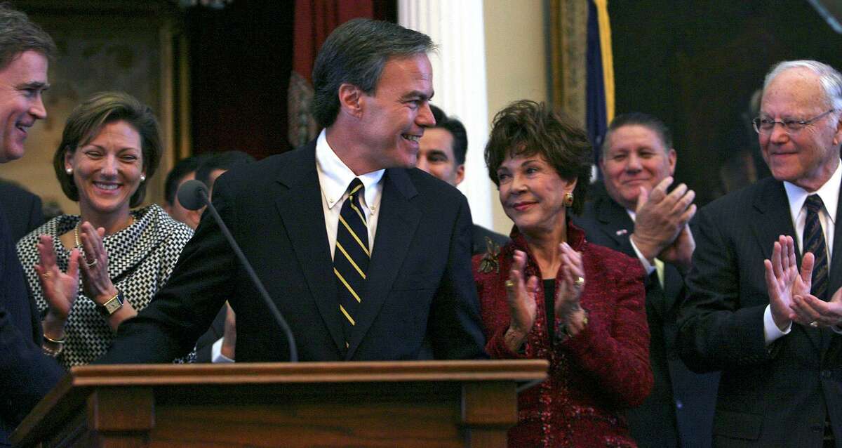 METRO Joe Straus is applauded by his friends and family after being sworn in as Speaker of the House during the convening of the 81st Texas Legislature in Austin January 13, 2009. From left are Representaive Dan Branch, Julie Straus, Joci Straus and Joe Straus. Tom Reel/Staff
