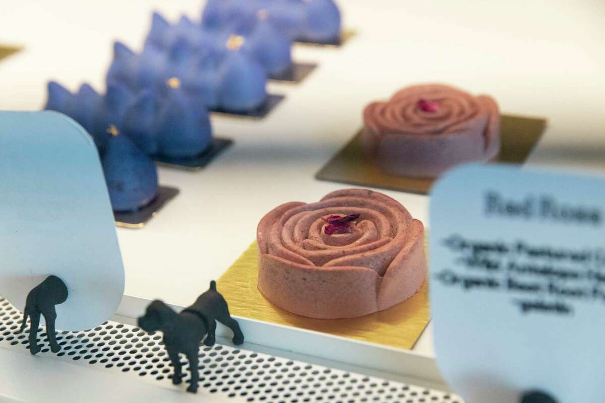 Une boîte à pâtisserie pleine de gourmandises au Dogue à San Francisco.