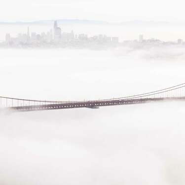 2022年3月2日，索萨利托的金门大桥被一层雾包围。