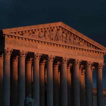 美国最高法院星期二听取了有关加州动物虐待法的辩论，该法可能会影响全国范围内培根和其他猪肉产品的价格。