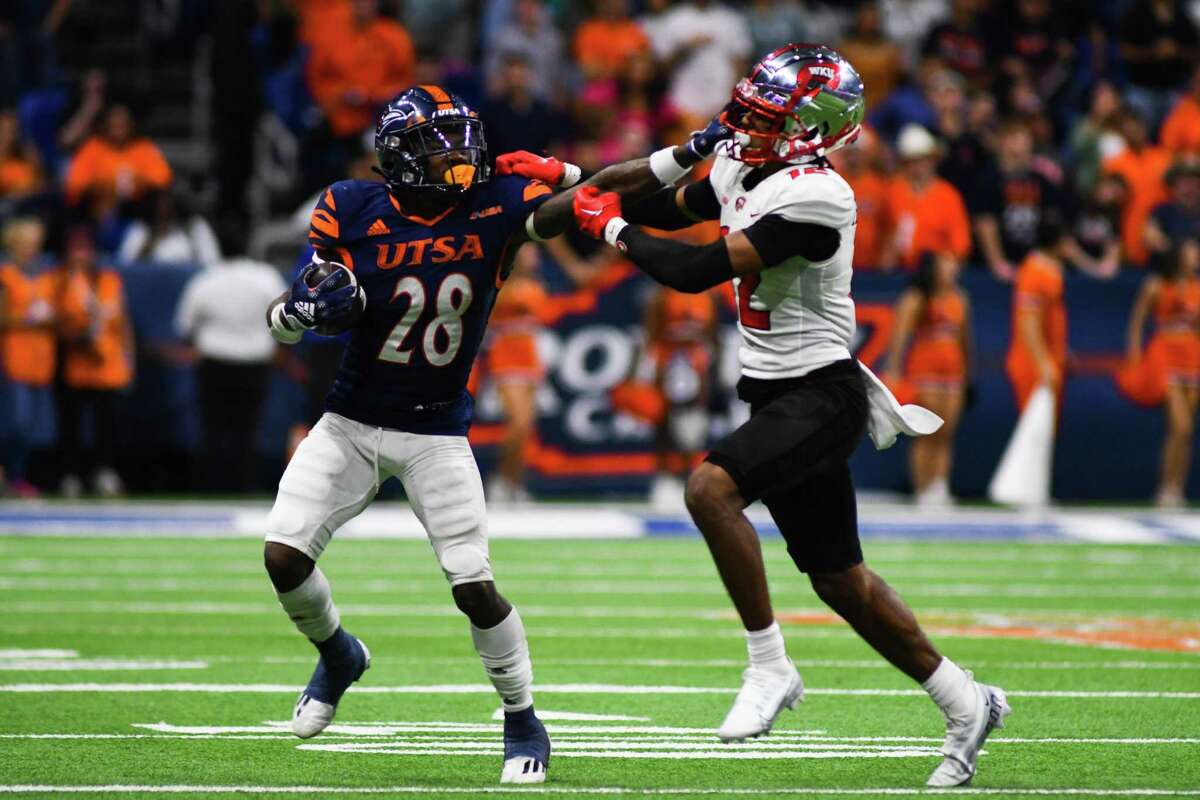 UTSA running back Trelon Smith (28) moves the ball down field during the fourth quarter of Saturday’s Conference USA game against Western Kentucky at the Alamodome.