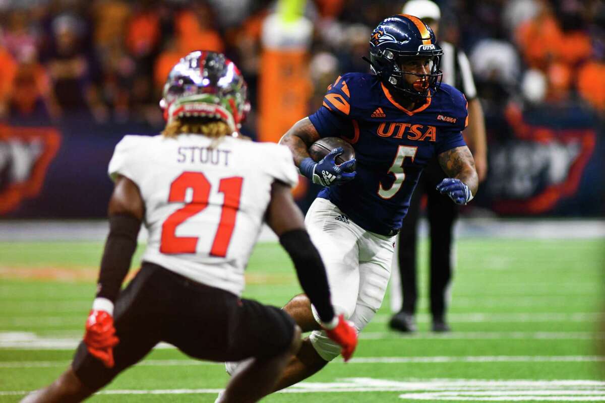 UTSA running back Brenden Brady (5) moves the ball down the field during the first quarter of Saturday’s Conference USA game against Western Kentucky at the Alamodome.