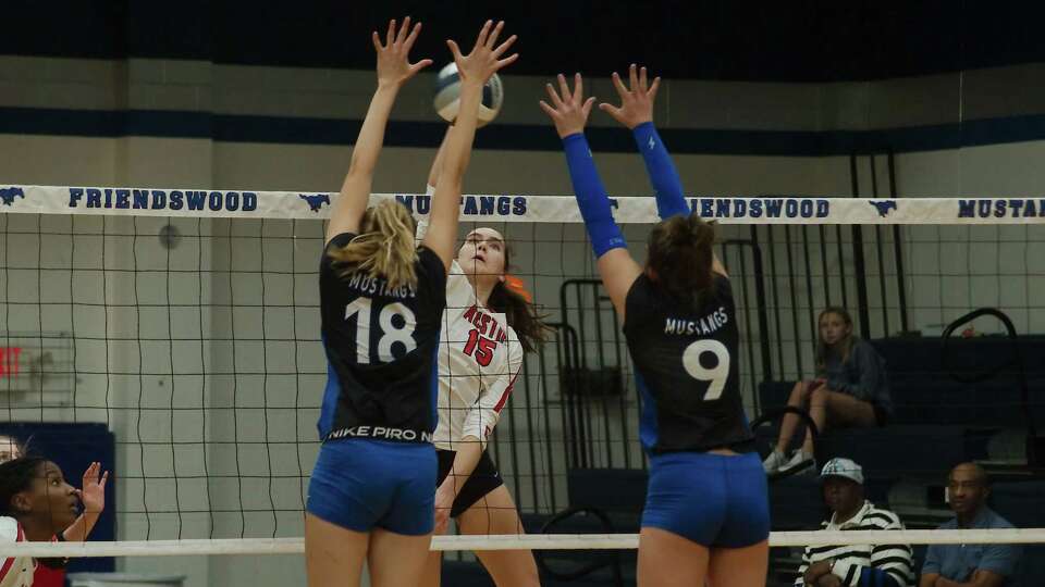Fort Bend Austin's Adell Murray (15) tries to hit a shot past Friendswood's Kaitlyn Gotsch (18) and Friendswood's Meghan Donoughue (9) Tuesday, Oct 11, 2022 at Friendswood High School.