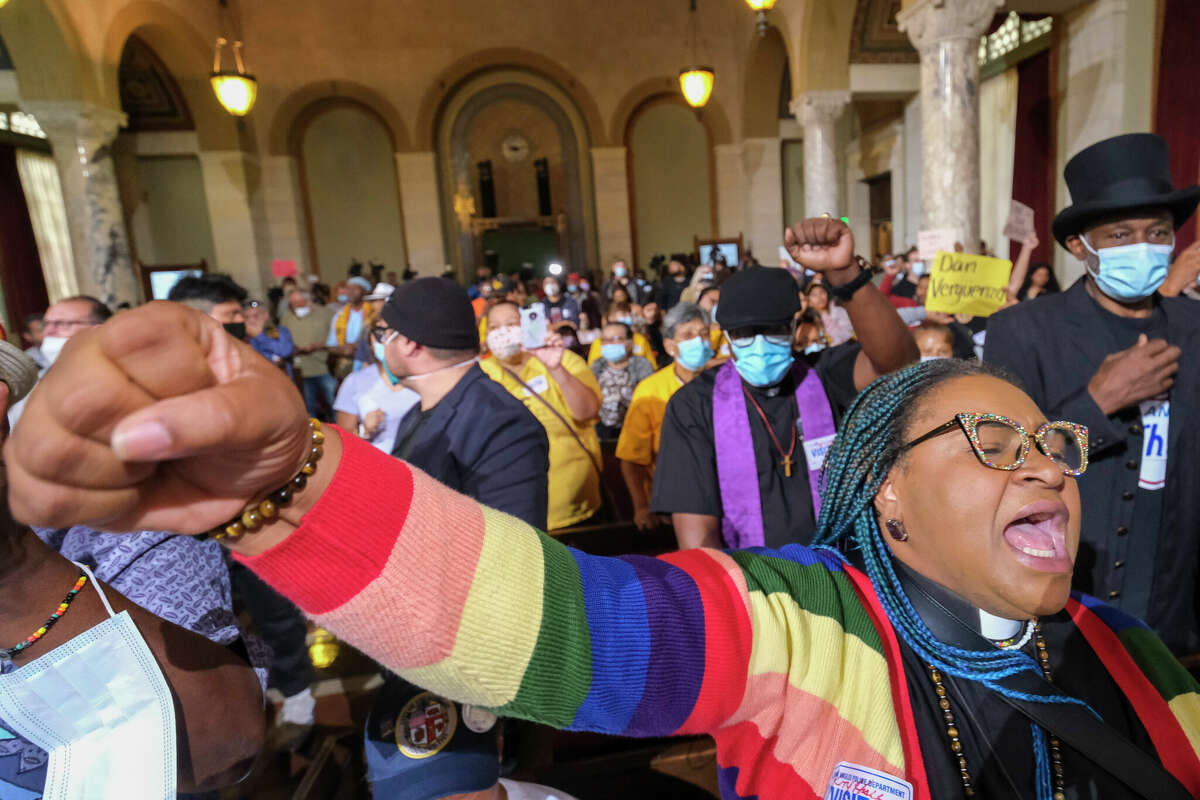 周二，抗议者聚集在洛杉矶市政厅举行议会会议之前。有三名委员会成员被录下对一名同事发表种族主义言论。
