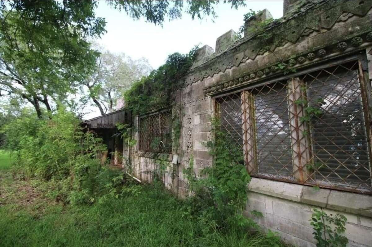 Houston couple on mission to save 1930s castle in Santa Fe, Texas