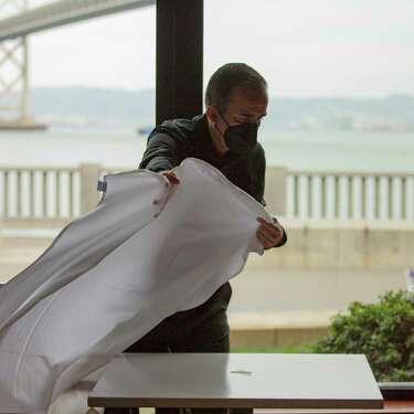 在冠状病毒大流行期间被关闭或严重限制的室内餐饮和其他活动将在旧金山、圣克拉拉和纳帕县恢复，这三个县在该州的大流行重新开放计划中进入了限制不那么严格的级别。