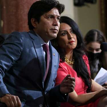 洛杉矶市议会成员Kevin de León(左)和议会主席Nury Martinez在周二的会议上讨论。两人因在2021年一次会议上发表的言论音频被泄露而陷入争议。