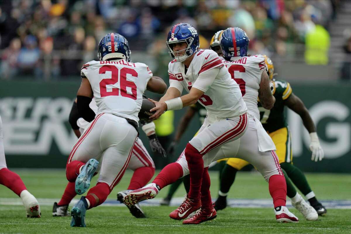 New York Giants quarterback Daniel Jones (8) hands off the ball