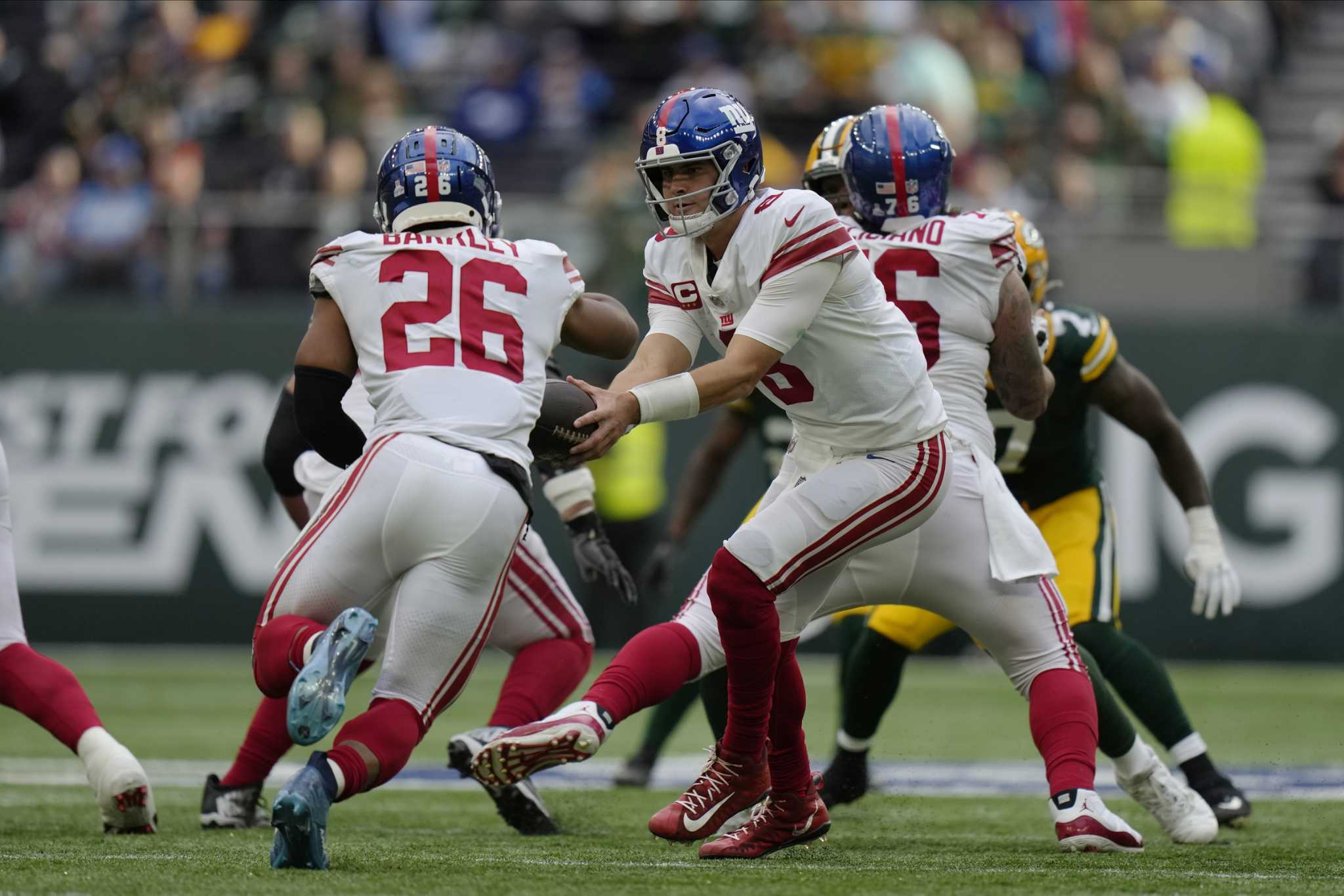 Photo: Green Bay Packers Clay Matthews hits New York Giants Eli