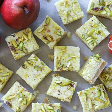 梨巴菲酒吧从一个简单的酥饼皮开始。