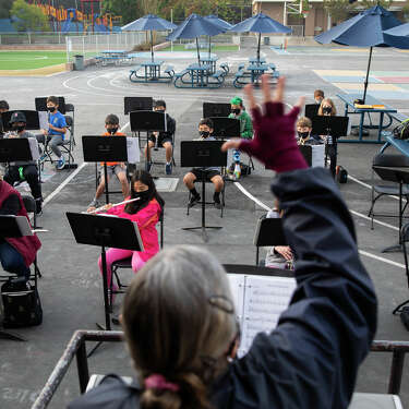 2021年11月18日星期四，加利福尼亚州伯林盖姆市罗斯福小学的音乐老师卡罗尔·普拉特在带领五年级的铜管乐队班。过去50年来，普拉特一直在旧金山湾区的公立学校教授音乐。登录必赢亚洲
