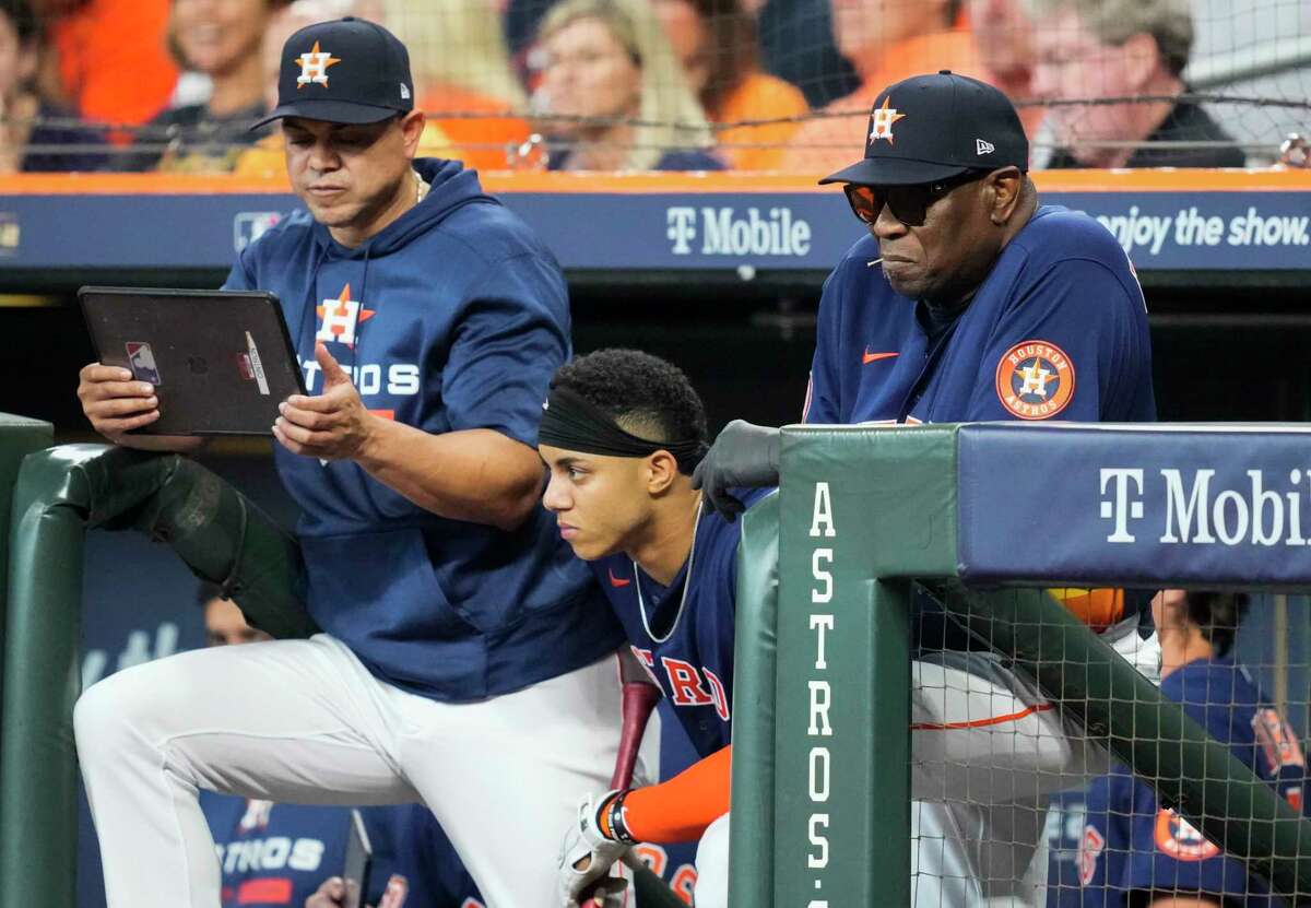 Alex Cintrón (left) is among the coaches who will be back on Astros manager Dusty Baker's staff for the 2023 season.