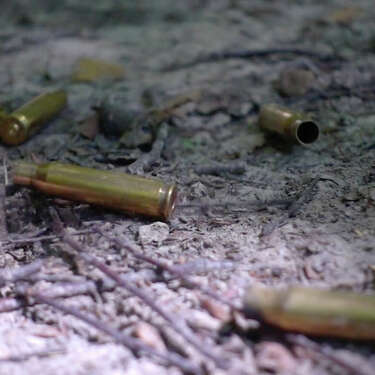 弹壳掉到地上。