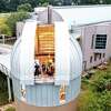 5月6日，一名游客在奥克兰的夏博特空间与科学中心检查利亚望远镜。