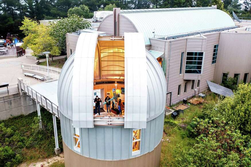 5月6日，一名游客在奥克兰的夏博特空间与科学中心检查利亚望远镜。