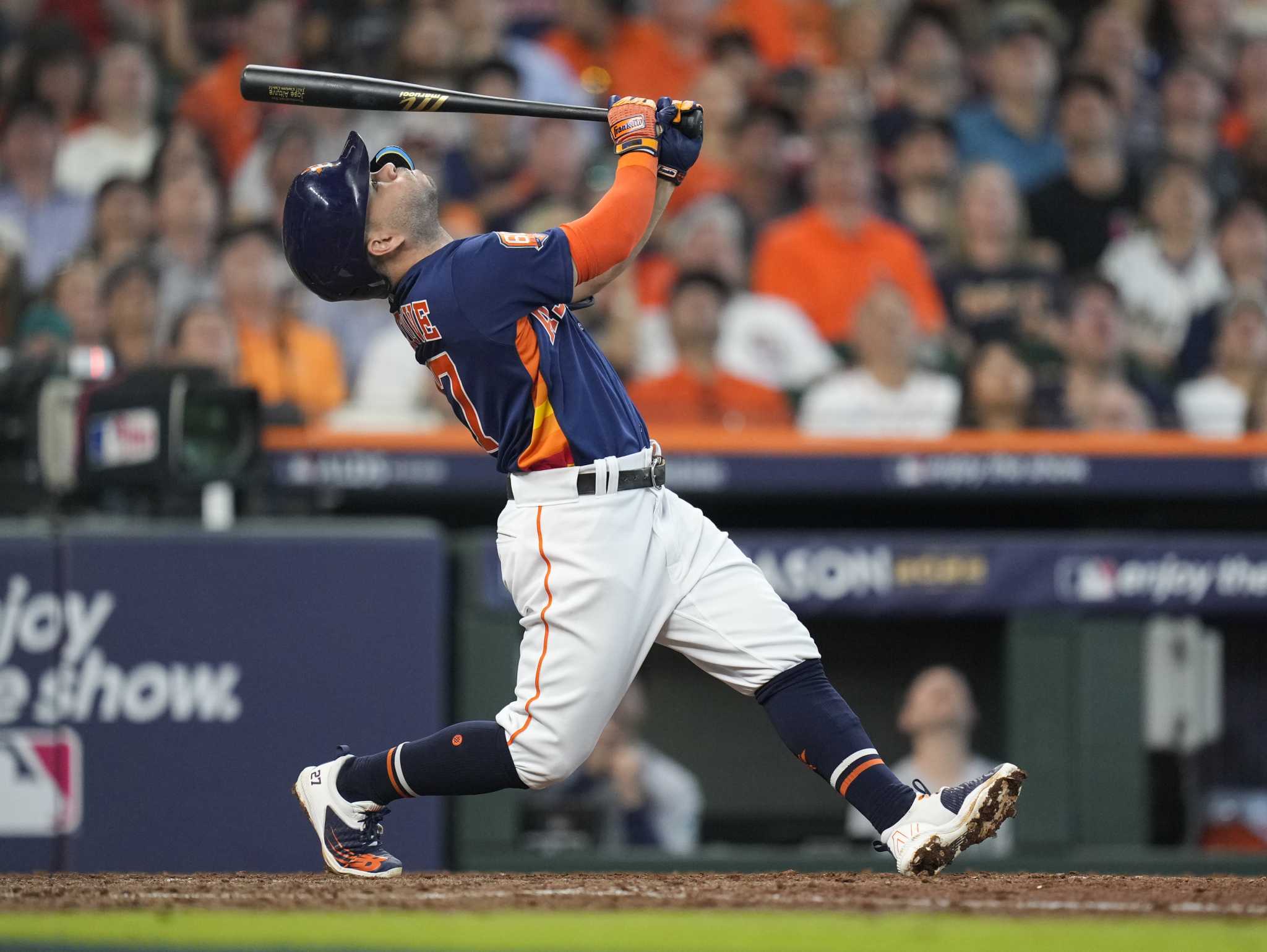 Jose Altuve left no doubt for career home run No. 200. 👏