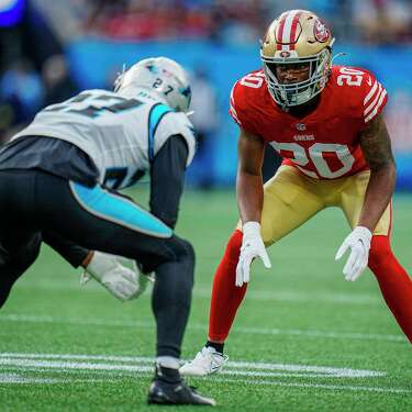 2022年10月9日周日，在北卡罗来纳州夏洛特市的一场NFL橄榄球比赛中，旧金山49人队的角卫安布里·托马斯(20岁)准备防守卡罗莱纳黑豹队的安全队员马奎斯·布莱尔(27岁)。