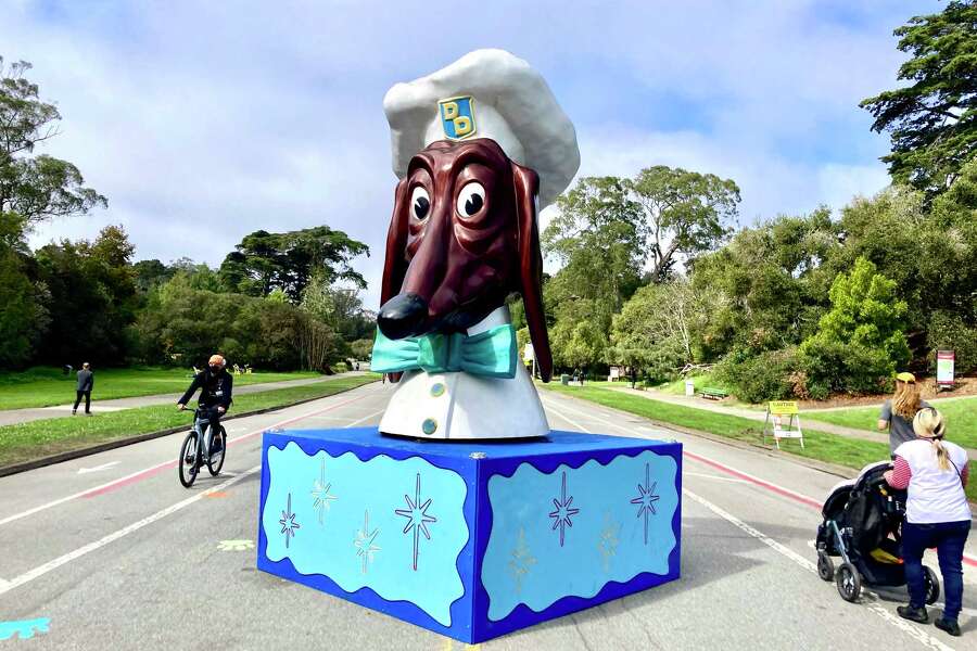 约翰·洛(John Law)收藏的三个Doggie Diner头像中的一个放在旧金山的约翰·f·肯尼迪大道上。