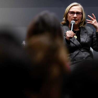 2022年10月13日，前国务卿希拉里·罗德姆·克林顿在加州旧金山的计划生育大会上主持了一场关于1号提案的小组讨论，该提案将把堕胎权写入加州宪法。