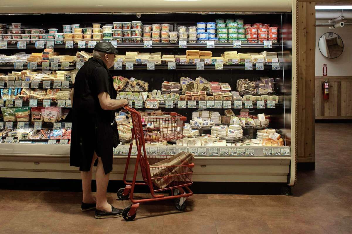 文件- 2022年7月27日星期三，一名男子在纽约的一家超市购物。2022年10月13日星期四，美国政府将宣布几乎可以肯定的是，社会保障福利将出现40年来的最大增幅。这一举措旨在让受益者跟上通货膨胀的步伐，但此举引发了很多争议。(美联社图片/安德烈斯·库达奇文件)