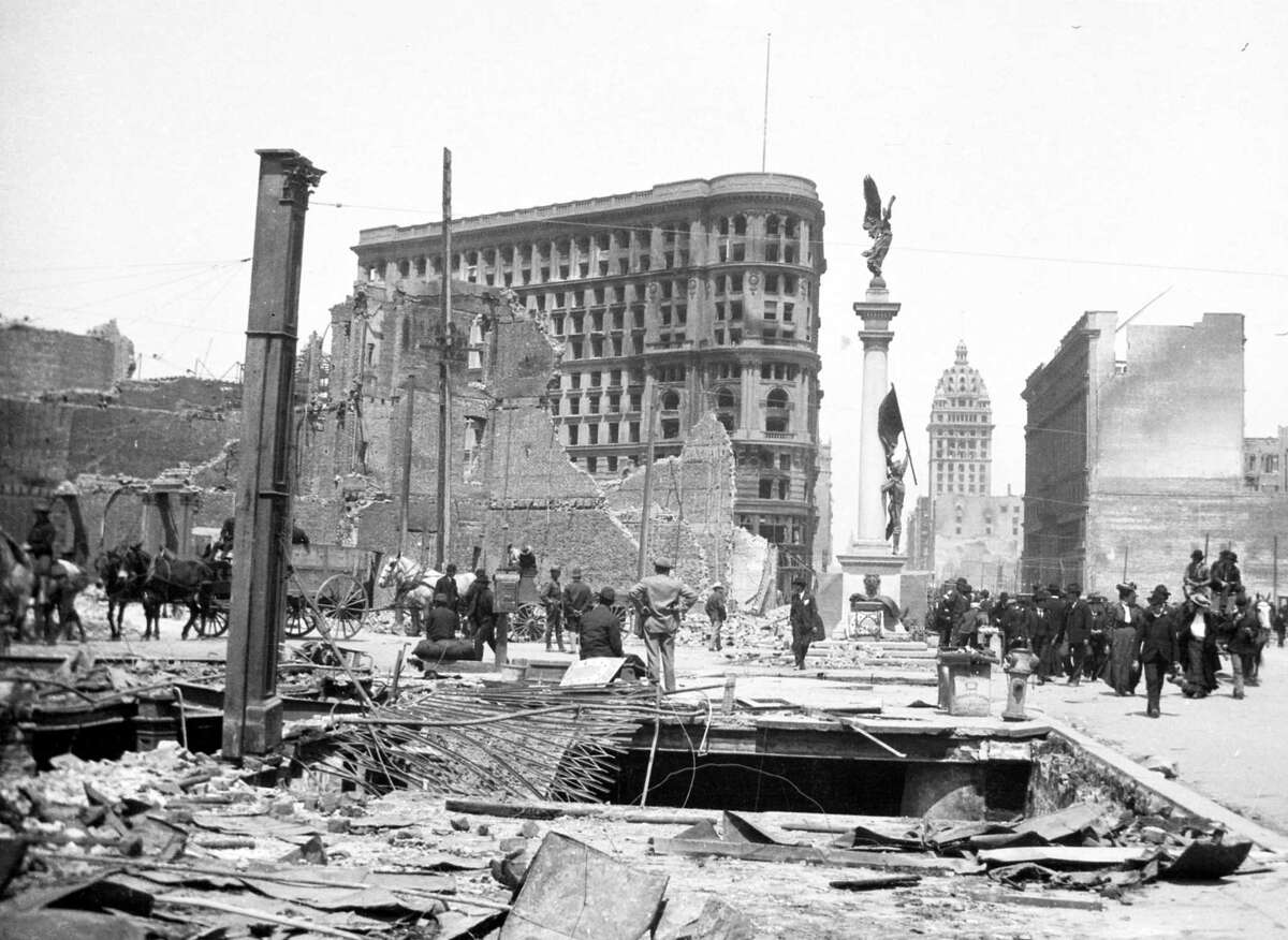 1906年旧金山地震的余波，背景是鲍威尔街的洪水大厦，以及梅森街和市场街的费伦纪念碑。