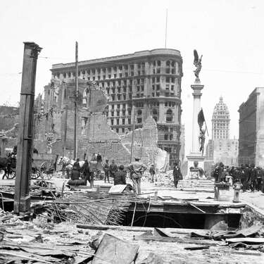 1906年旧金山地震的余波，背景是鲍威尔街的洪水大厦，以及梅森街和市场街的费伦纪念碑。