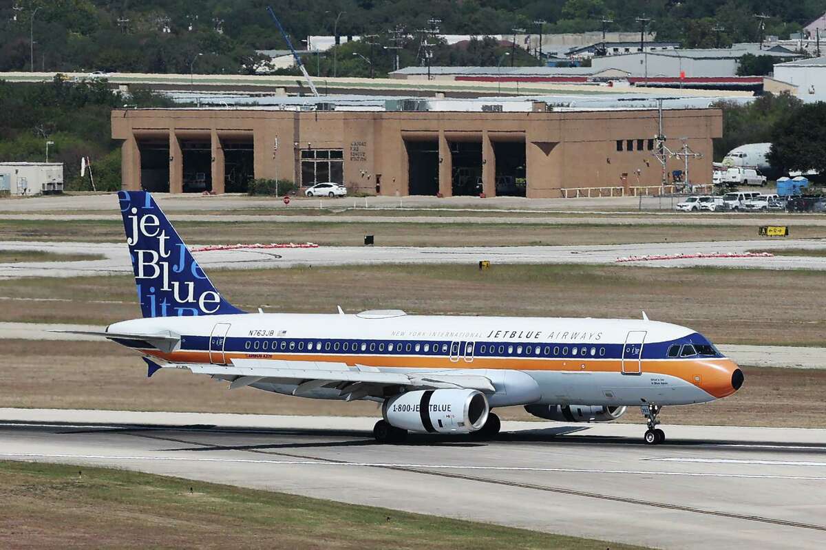 Plane spotting draws enthusiasts to San Antonio airport