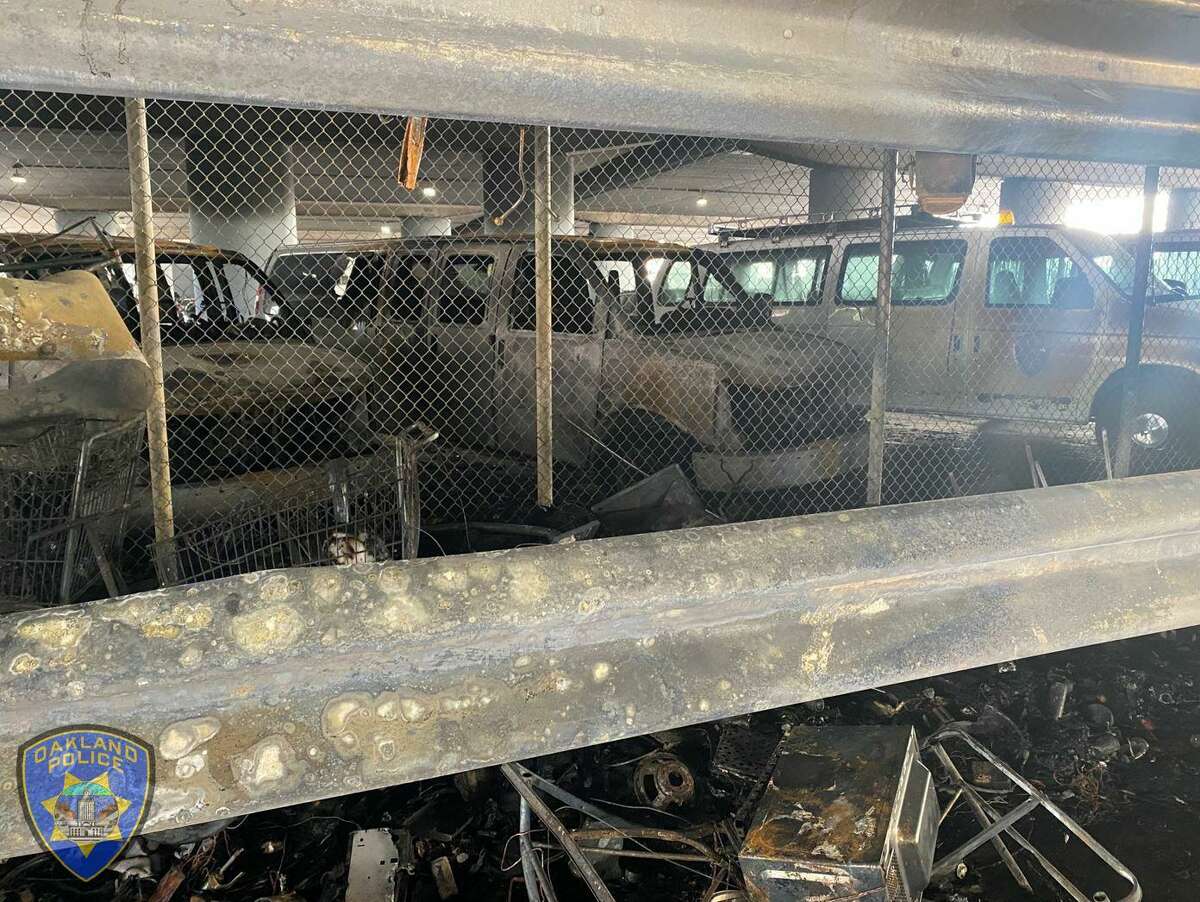 三辆奥克兰警车在市中心营地起火后被烧毁，大火蔓延到警察局停车场。