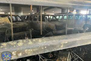 奥克兰营地大火蔓延到警车，造成10万美元的损失