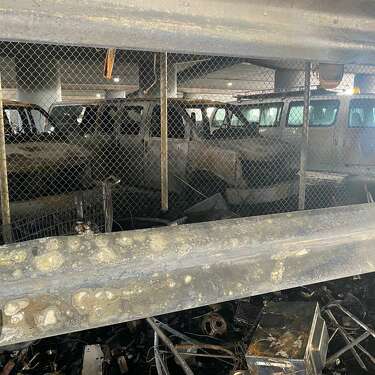 奥克兰的警车在营地大火蔓延到警局停车场后受损。