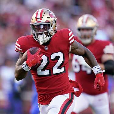 2022年10月3日，周一，在加利福尼亚州圣克拉拉，旧金山49人队的跑卫小杰夫·威尔逊(22岁)在与洛杉矶公羊队的NFL橄榄球比赛的上半场中跑着触地得分。(美联社图片/Godofredo A. Vásquez)