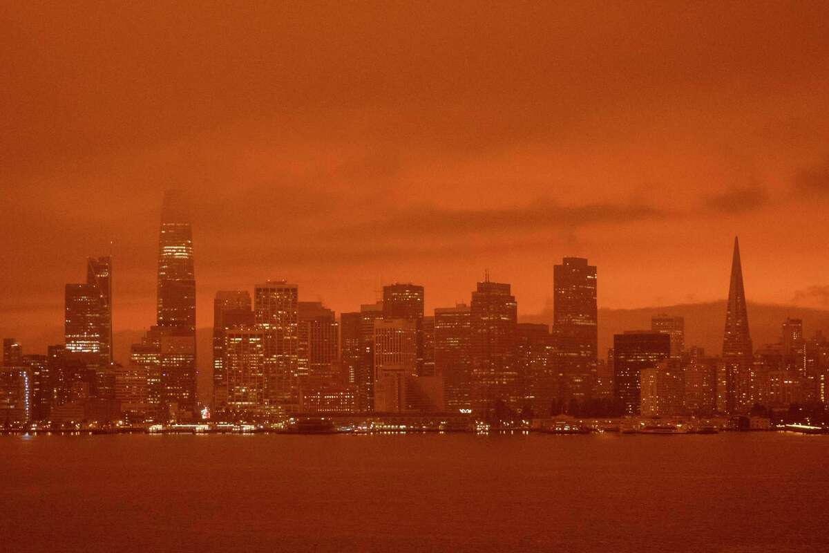美国西部加利福尼亚州的野火烟雾逆转了空气质量的增长。2020年9月9日，由于加州和俄勒冈州发生多起野火，从金银岛看到的旧金山天际线上空笼罩着深橙色的天空。