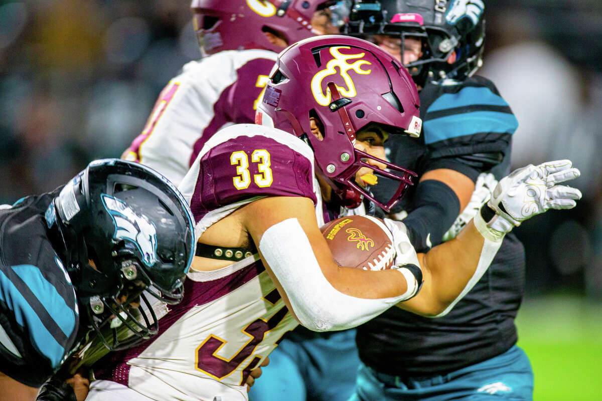 Deer Park RB Erasmo Canales (33) runs with the ball past the the Pasadena Memorial defense in the first half of action during a District 22-6A high school football game between Deer Park vs Pasadena Memorial at Pasadena Veterans Memorial Stadium in Pasadena, TX, October 14, 2022.